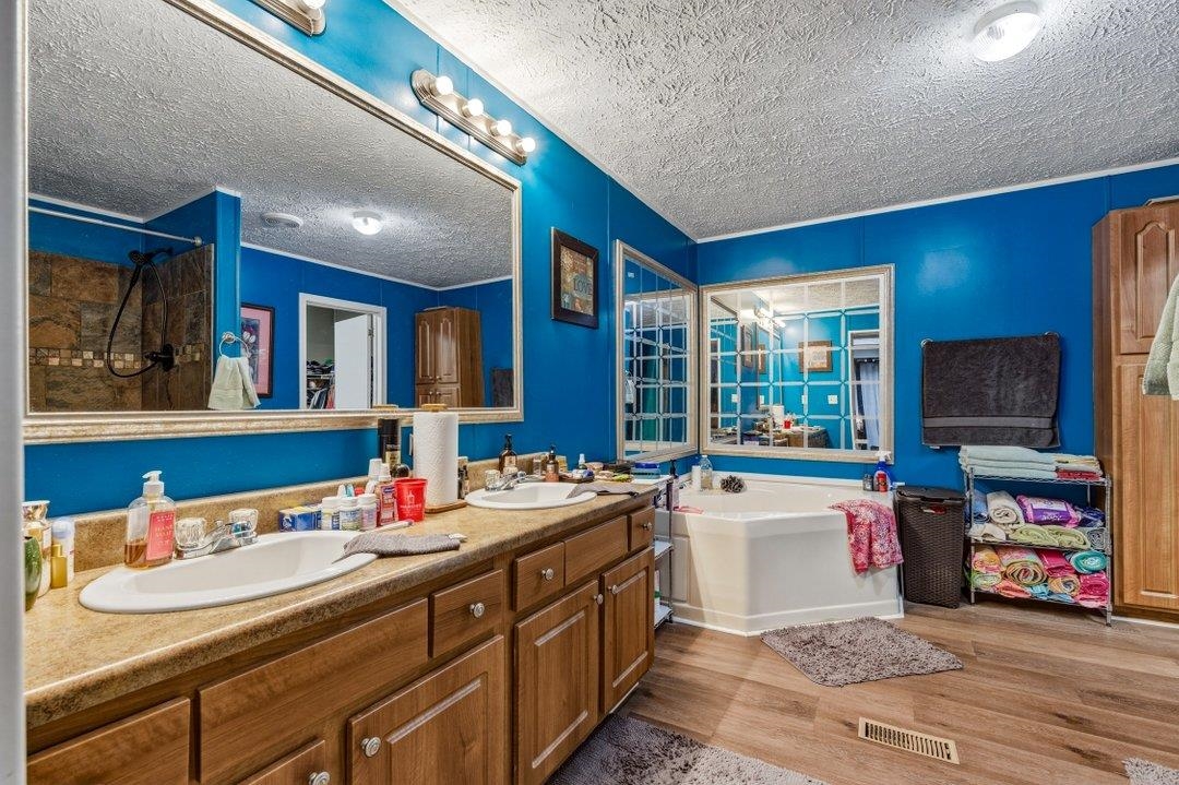 2604587 | Photo 13