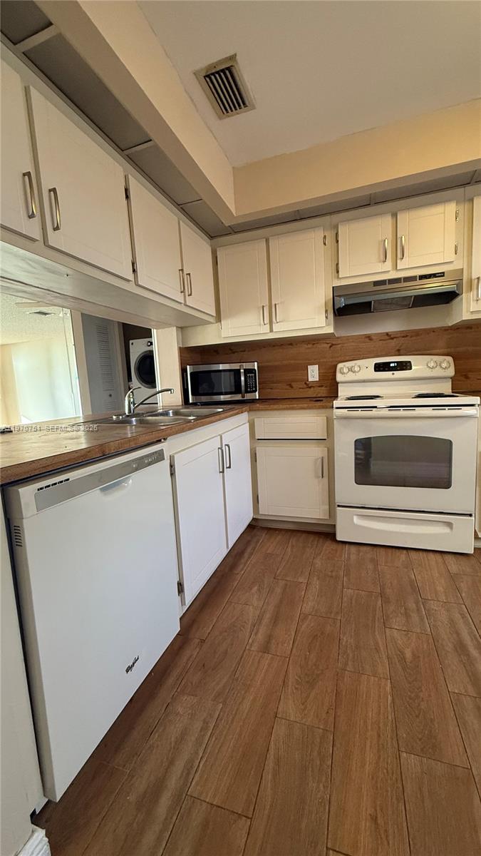 Private balcony with scenic views at 201 Lake Pointe Dr - Condo in Oakland Park