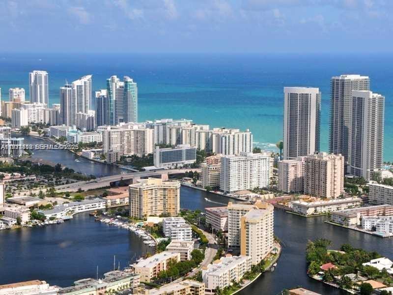 Yacht Club Condo (The)