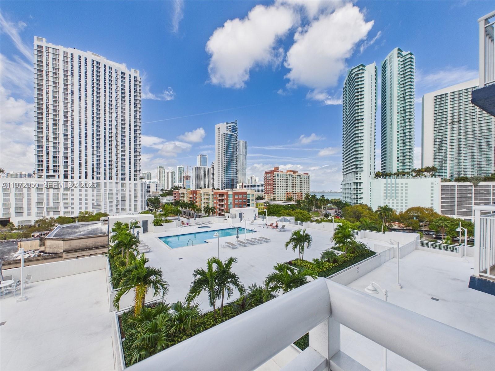 275 NE 18th St 810