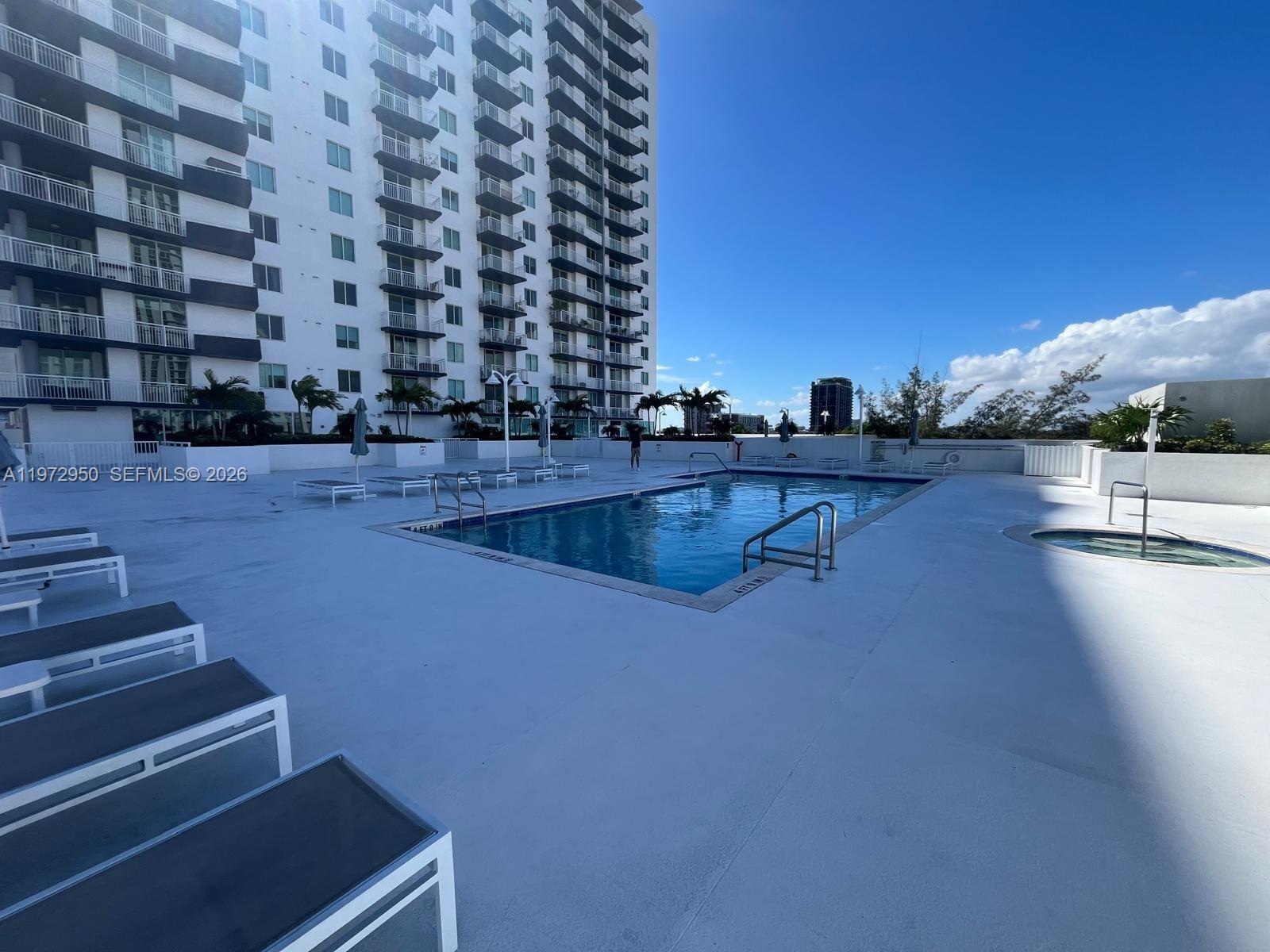 275 NE 18th St 810