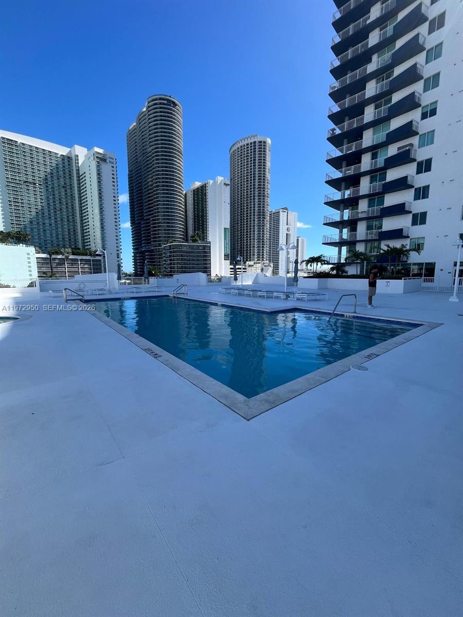 275 NE 18th St 810