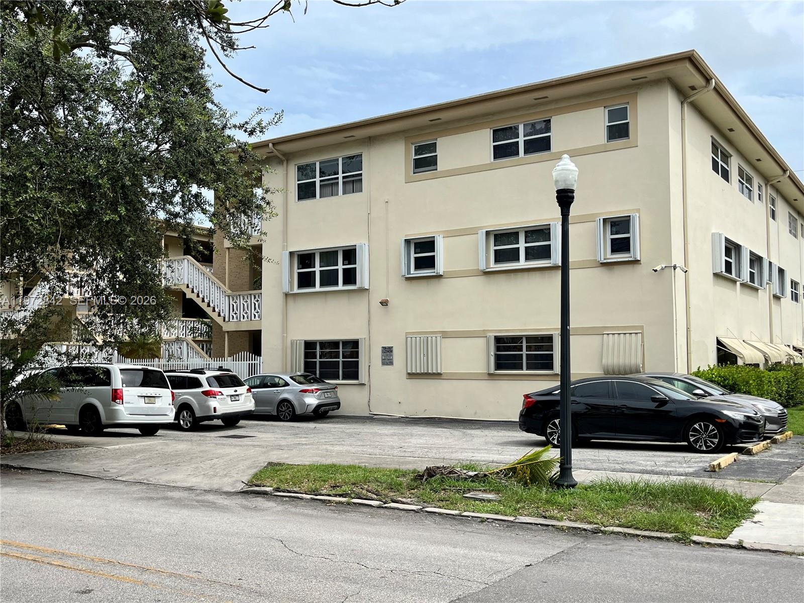 Hampton Court Condo