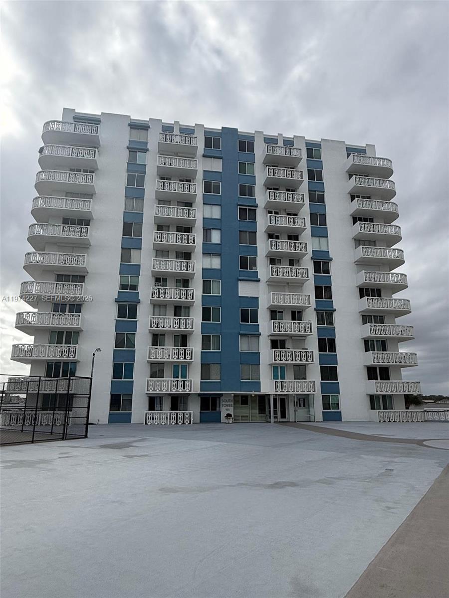 Bayshore Bath & Tennis Clu