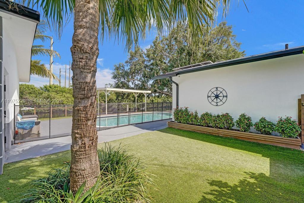 Spacious garage and storage at 4660 37th Ave - Home in Dania Beach
