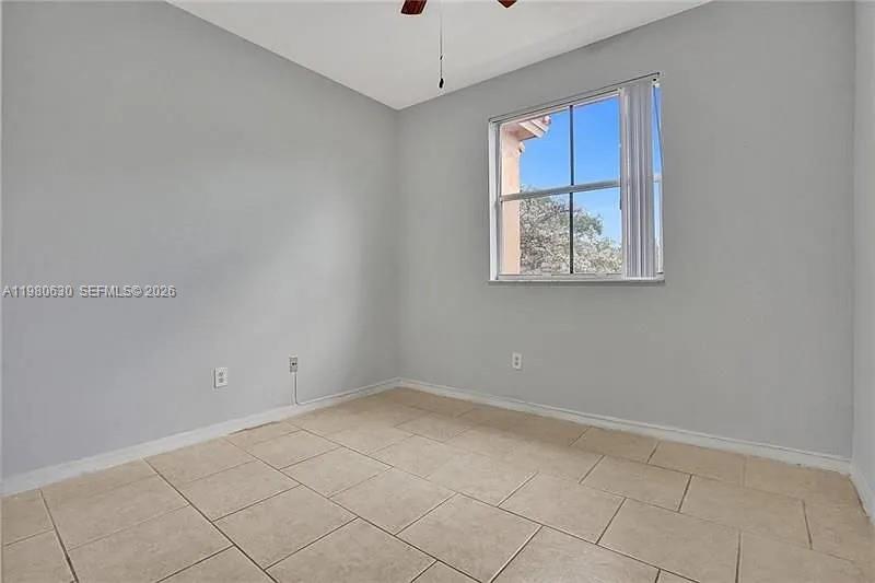 Elegant master bedroom retreat at 2325 Mariner Ct - Townhouse in Dania Beach