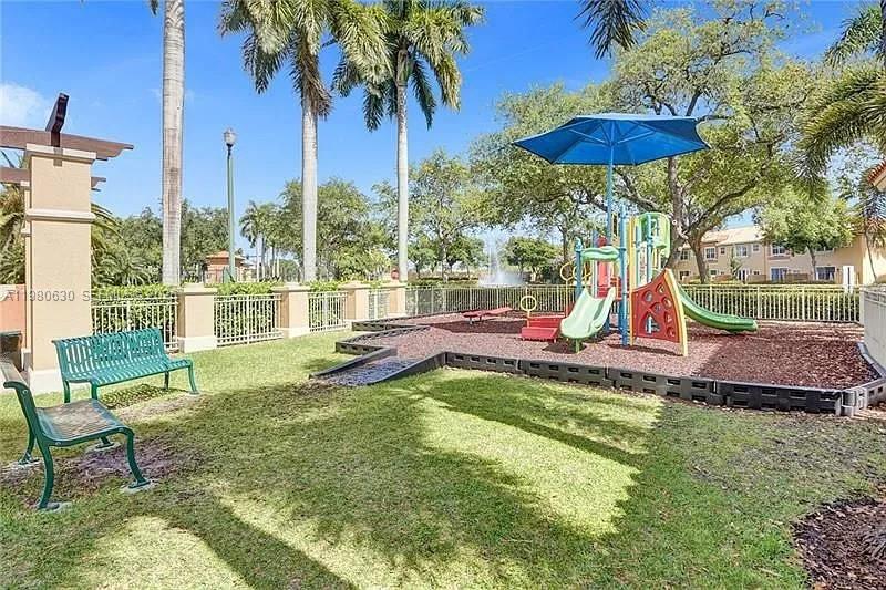 Additional living spaces at 2325 Mariner Ct - Townhouse in Dania Beach