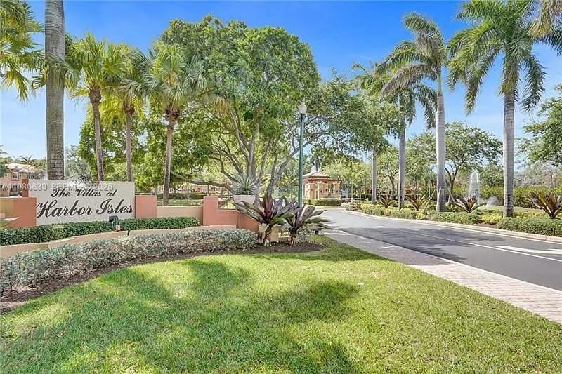 Bonus room and amenities at 2325 Mariner Ct - Townhouse in Dania Beach