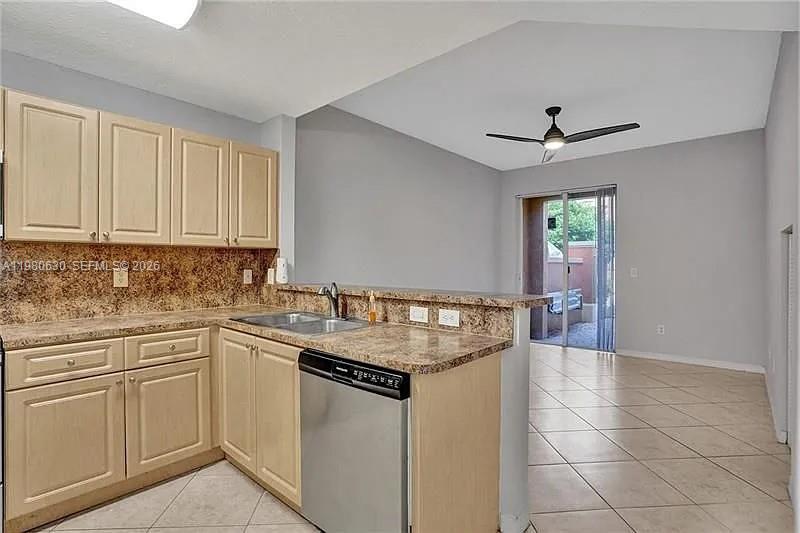 Elegant master bedroom retreat at 2325 Mariner Ct - Townhouse in Dania Beach