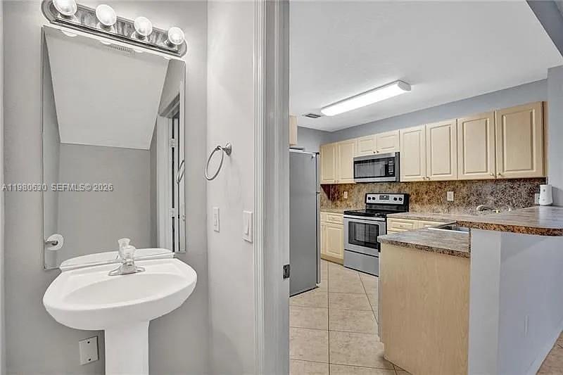 Additional living spaces at 2325 Mariner Ct - Townhouse in Dania Beach