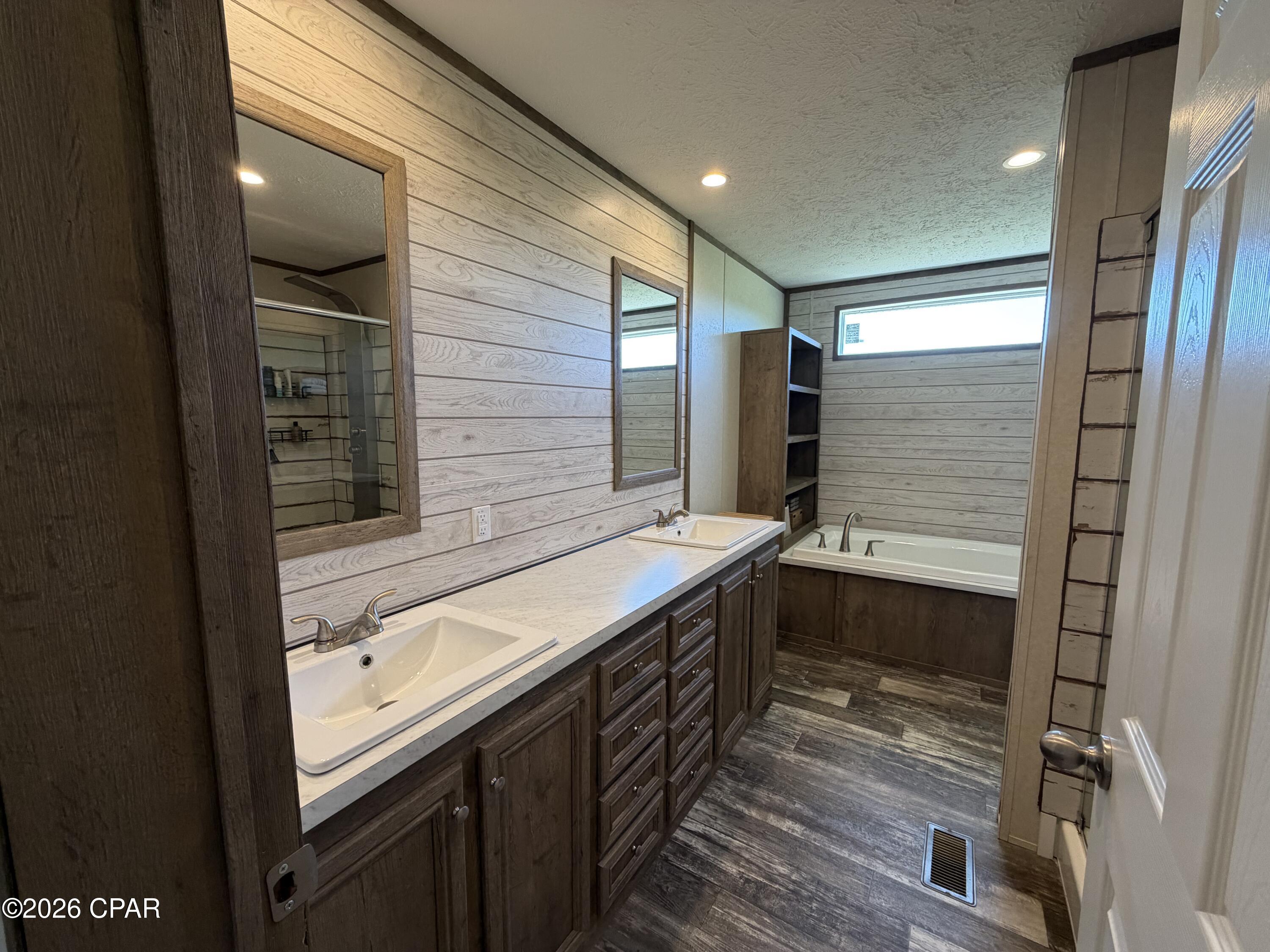 Listing photo id 12 for 6435 Butler Road