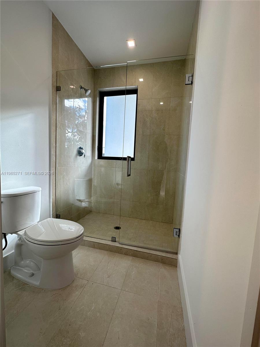 Elegant master bedroom retreat at 5481 Oak Way - Townhouse in Dania Beach