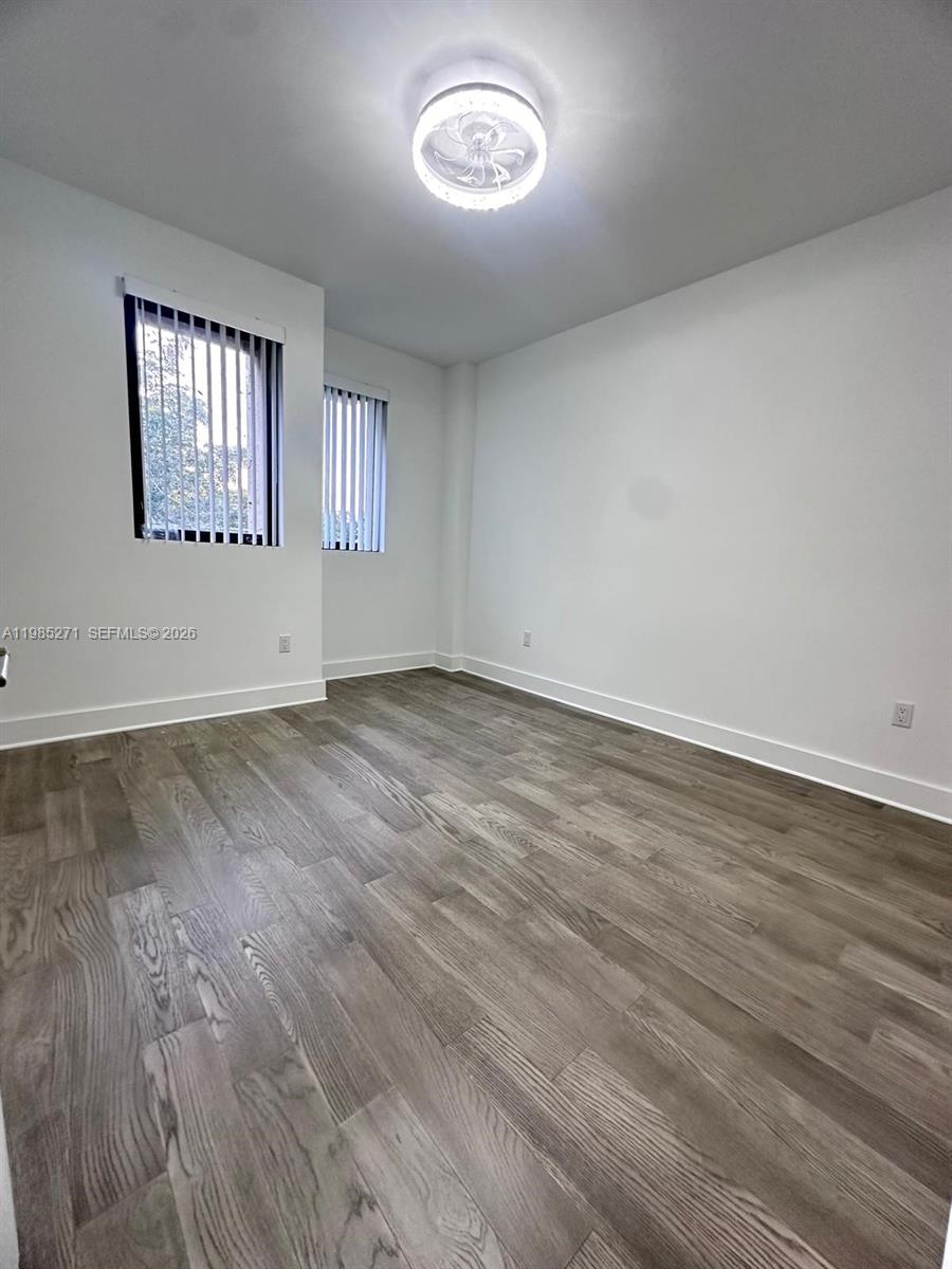 Elegant master bedroom retreat at 5481 Oak Way - Townhouse in Dania Beach
