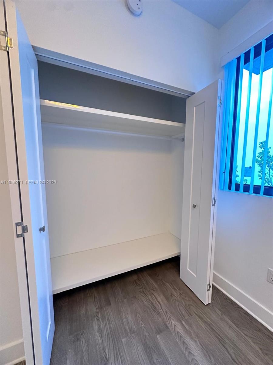 Elegant master bedroom retreat at 5481 Oak Way - Townhouse in Dania Beach