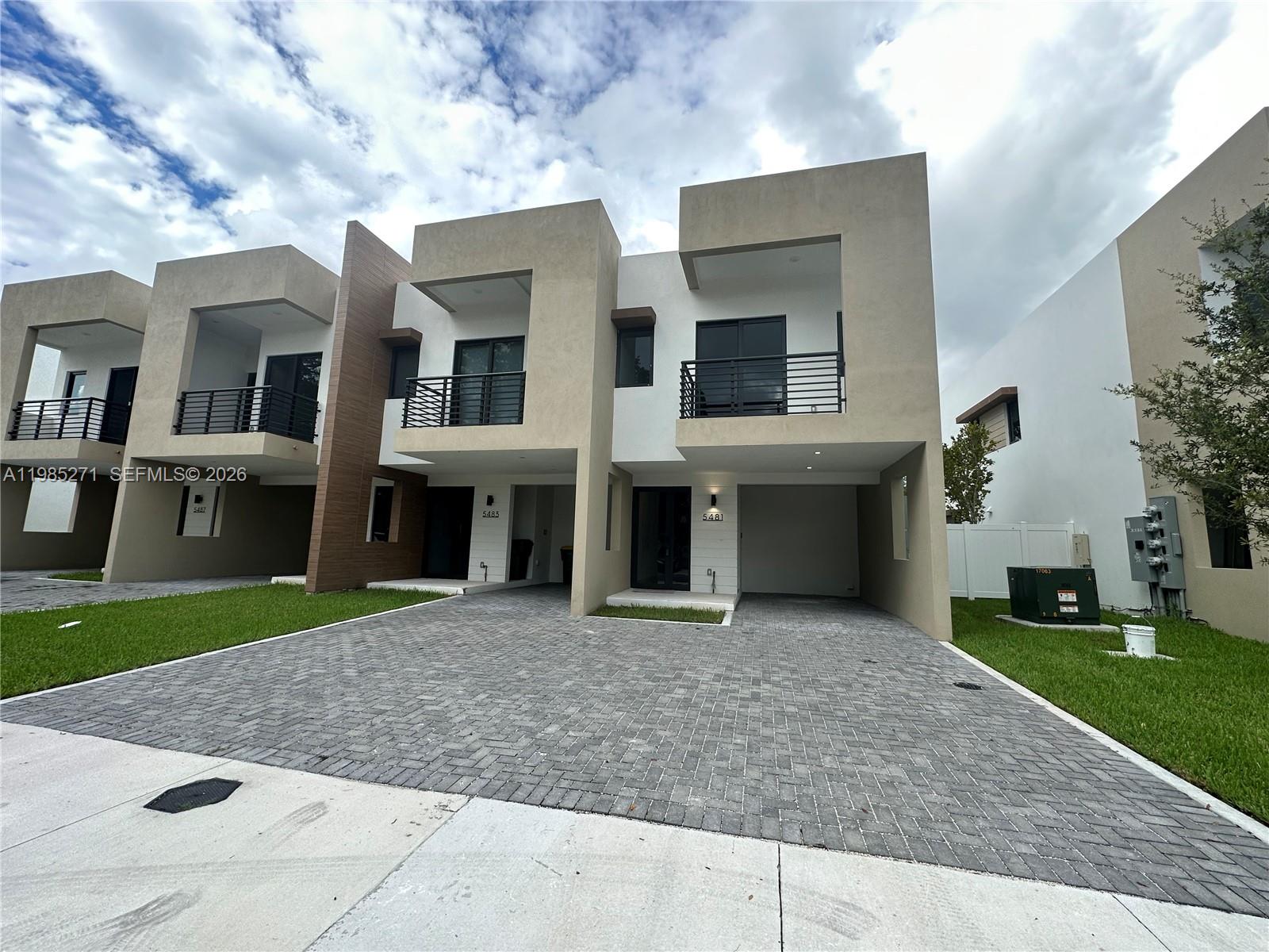 Spacious garage and storage at 5481 Oak Way - Townhouse in Dania Beach