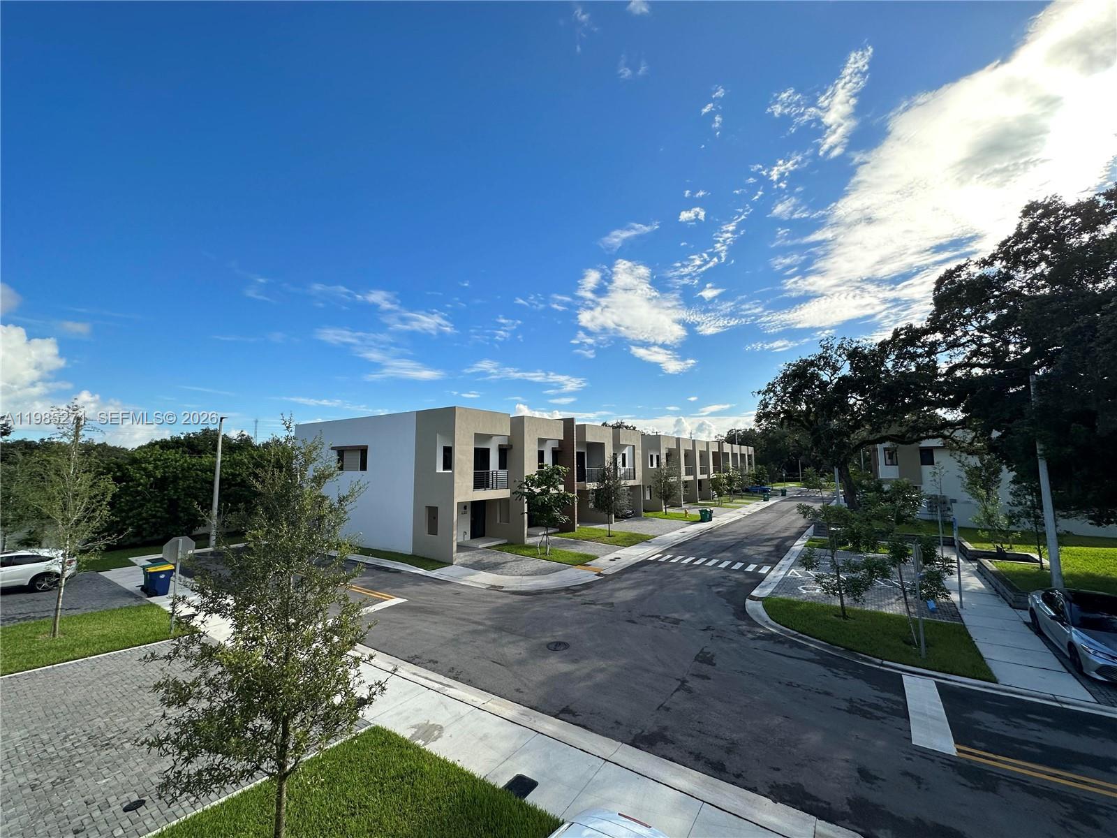 Impressive exterior facade at 5481 Oak Way - Townhouse in Dania Beach