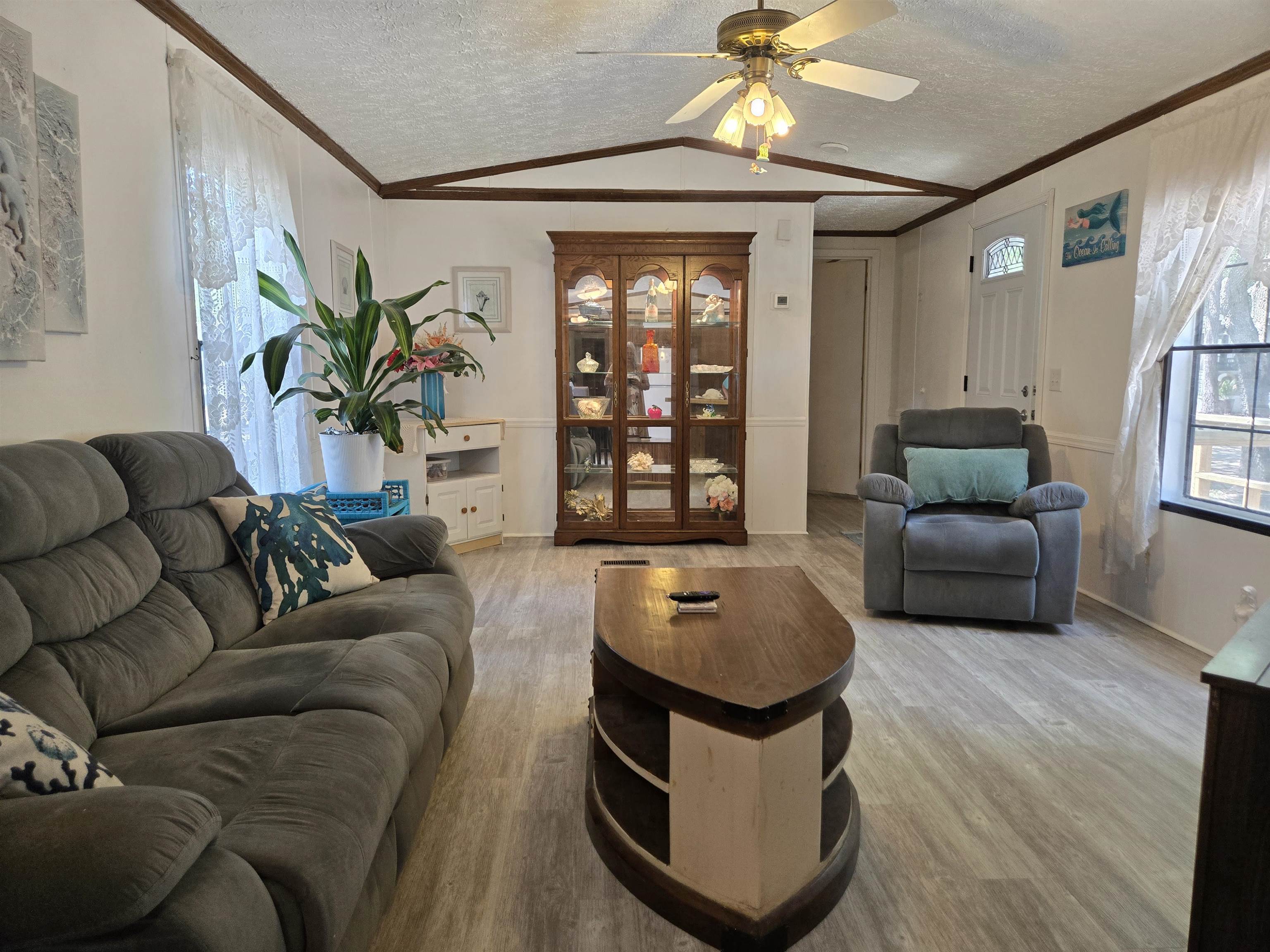 582 Mimosa Dr. 