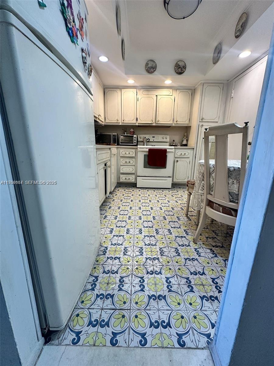 Homes for sale in Hallandale Beach, FL | 427 Golden Isles Dr #7E, Hallandale Beach, FL 33009 | MLS# A11989167