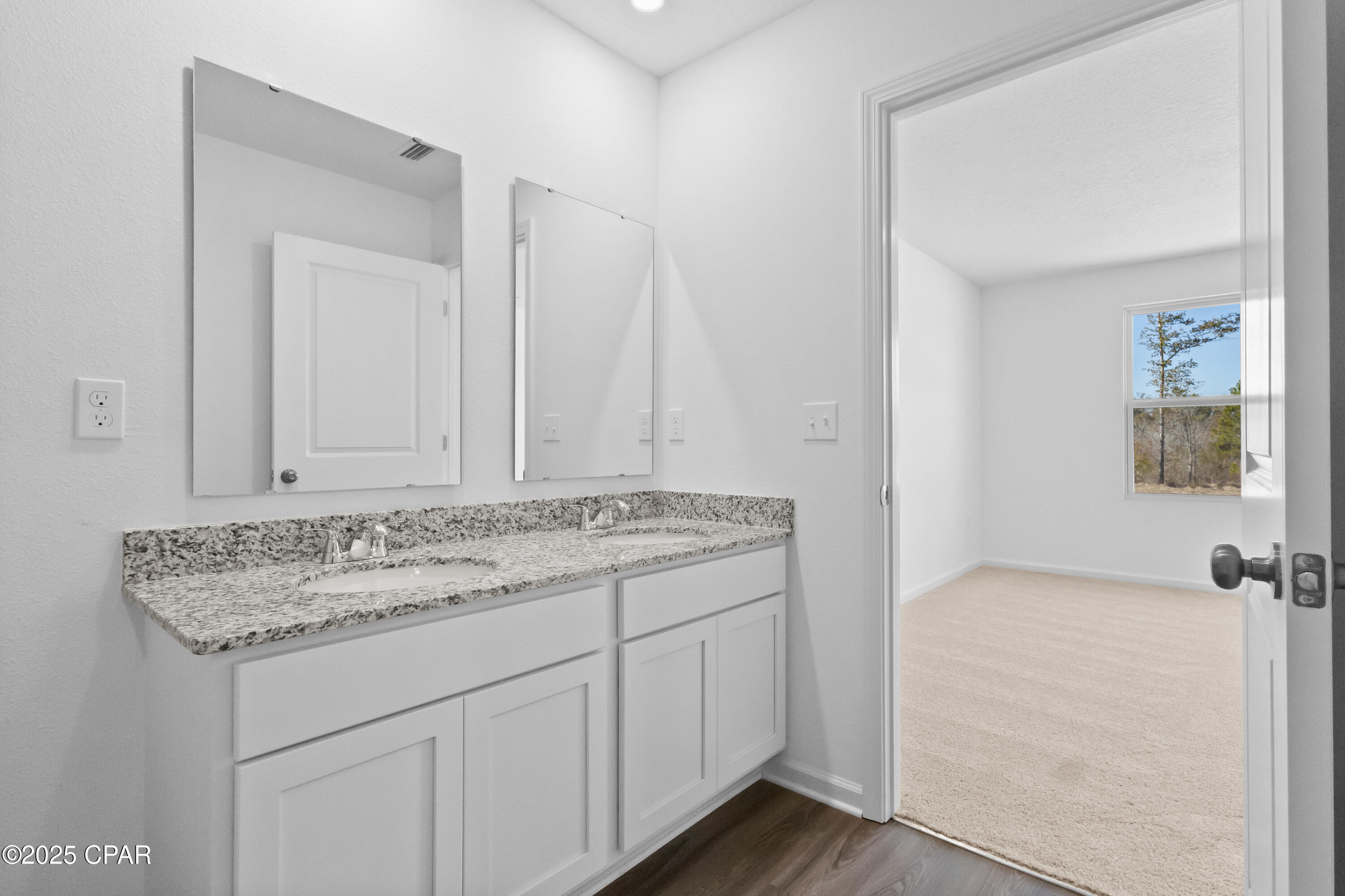 Listing photo id 12 for 3564 Nortek Boulevard