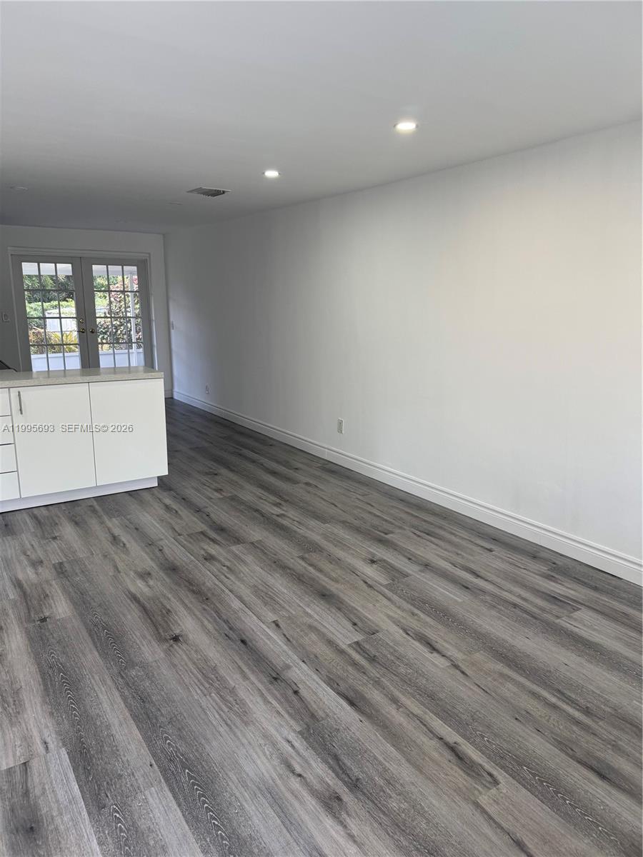 Elegant master bedroom retreat at 4020 50th St - Home in Dania Beach