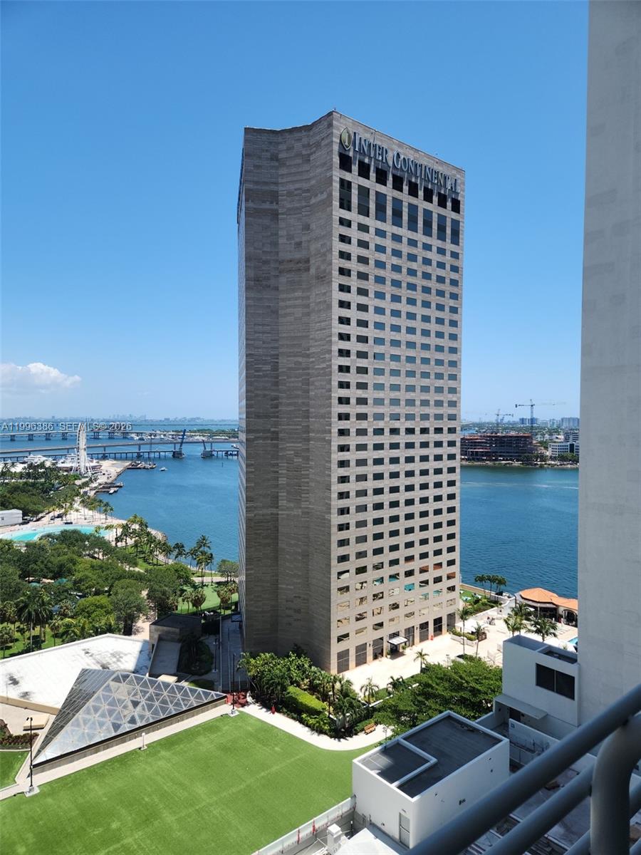 325 S Biscayne Blvd #2220, Miami FL 33131