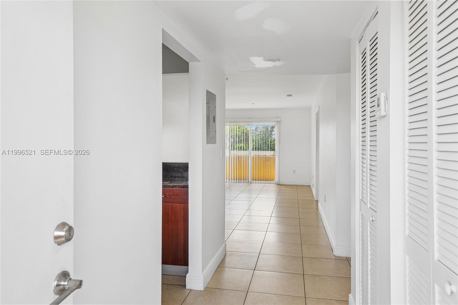 Elegant master bedroom retreat at 4137 Stirling Rd - Condo in Dania Beach