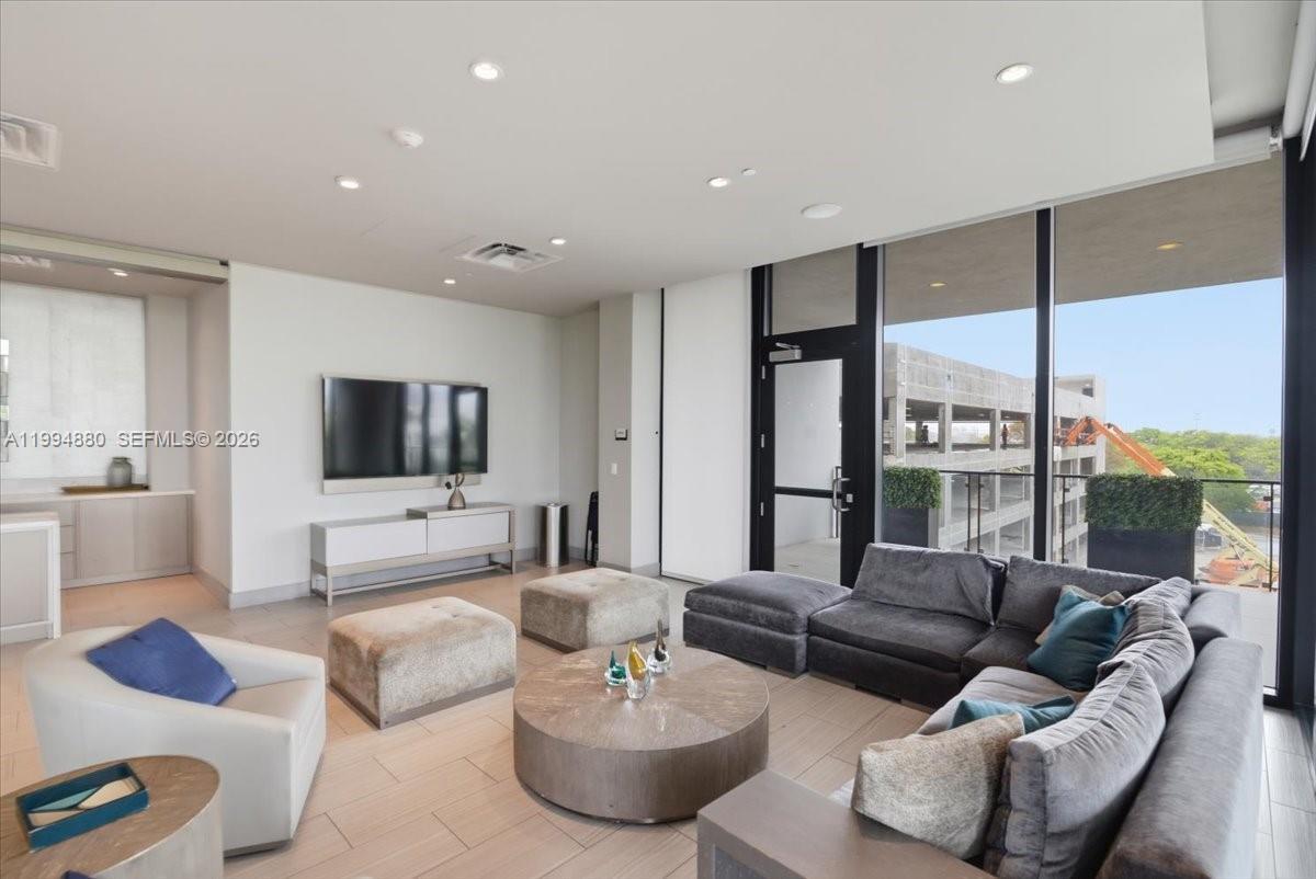 5252 Paseo Condo