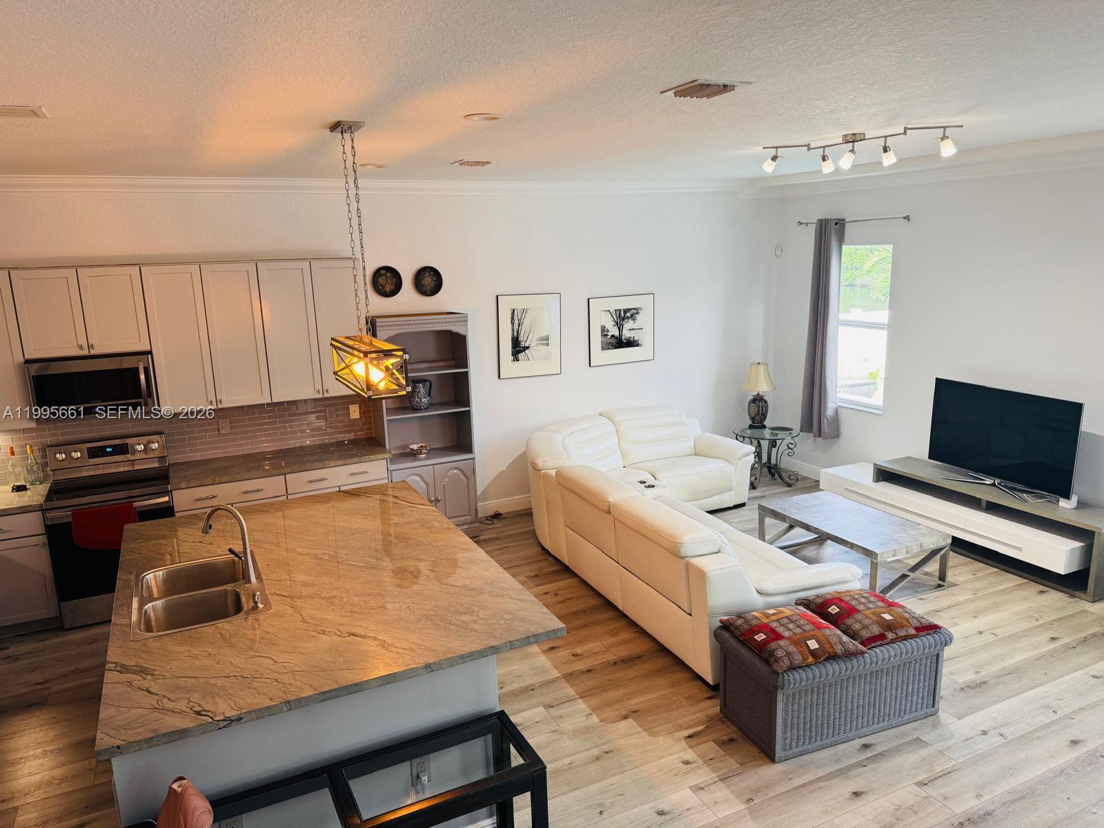Elegant master bedroom retreat at 3041 44th St - Home in Dania Beach