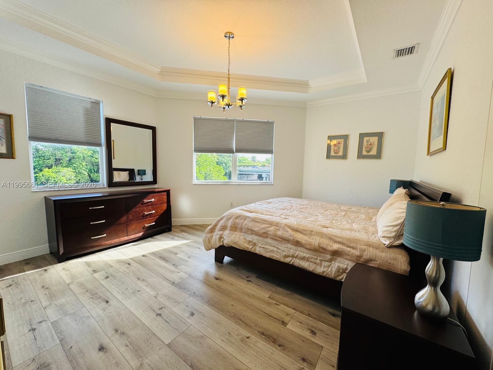 Elegant master bedroom retreat at 3041 44th St - Home in Dania Beach