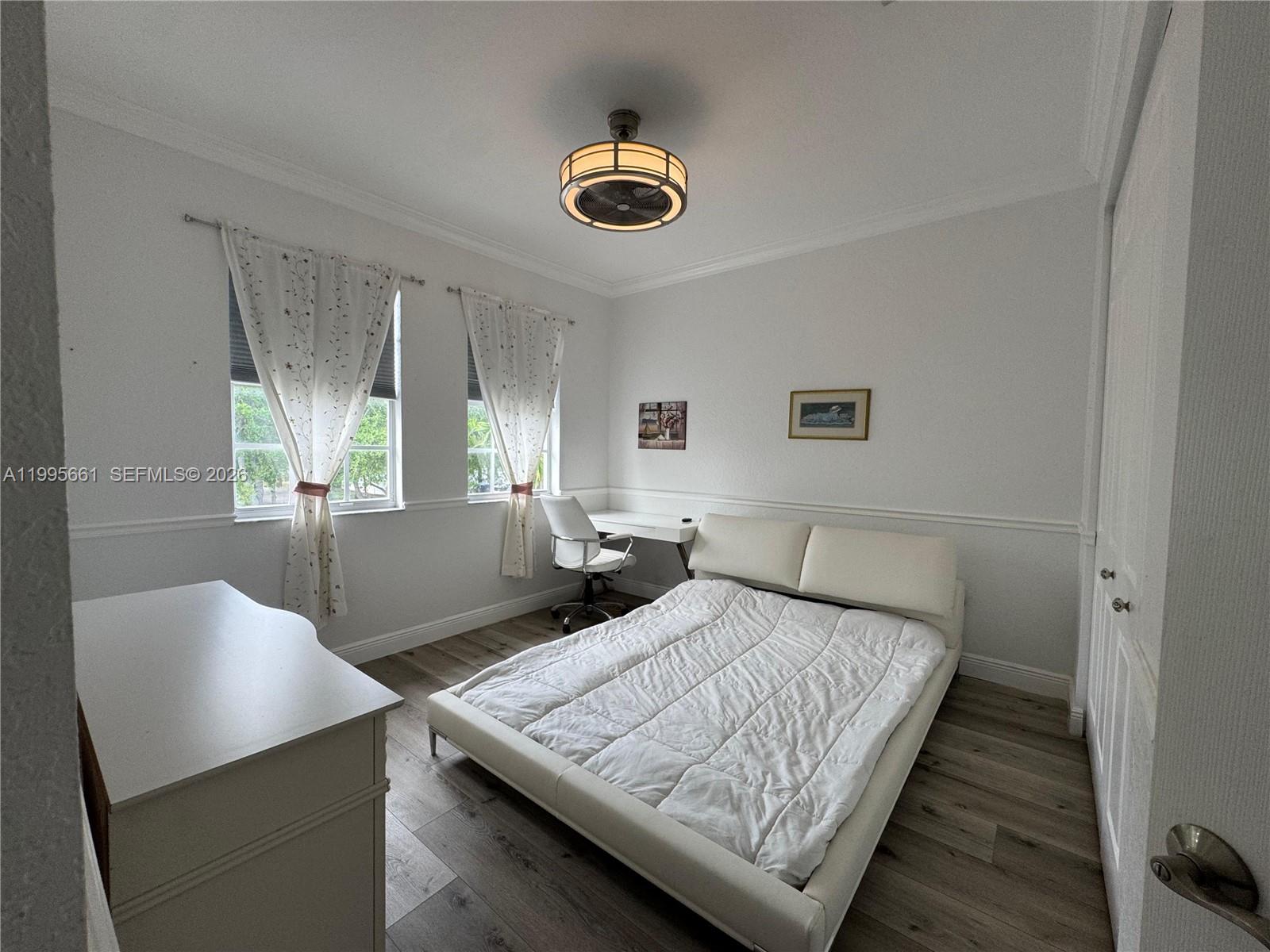 Elegant master bedroom retreat at 3041 44th St - Home in Dania Beach