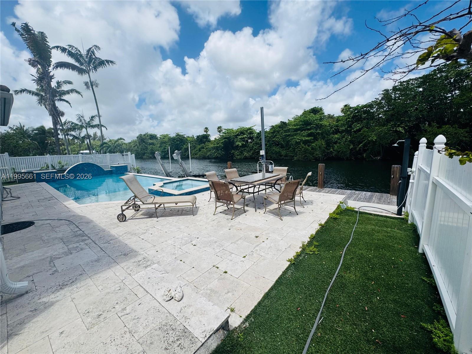 Elegant master bedroom retreat at 3041 44th St - Home in Dania Beach
