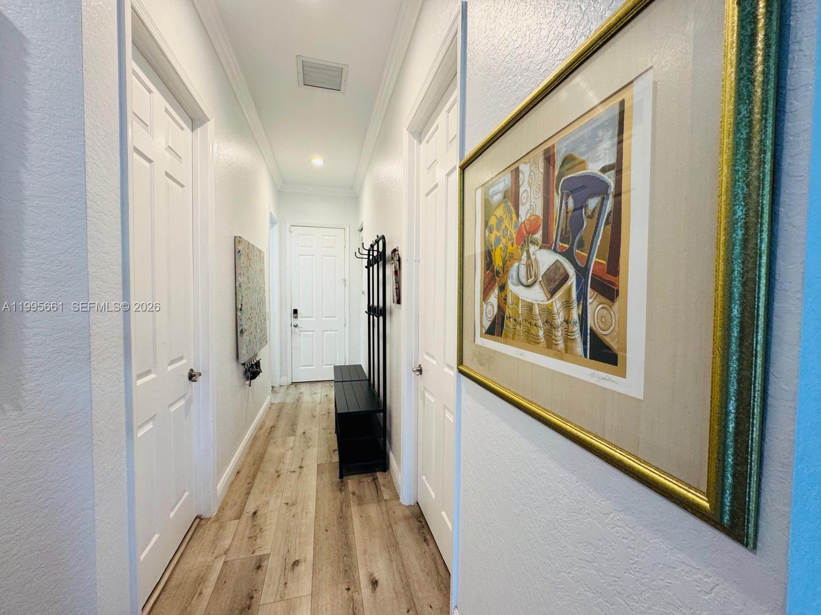 Elegant master bedroom retreat at 3041 44th St - Home in Dania Beach