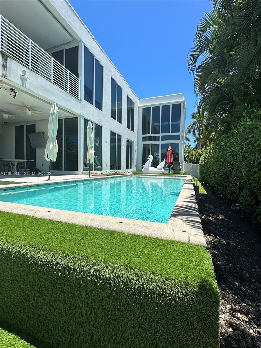 Hollywood Lakes Section