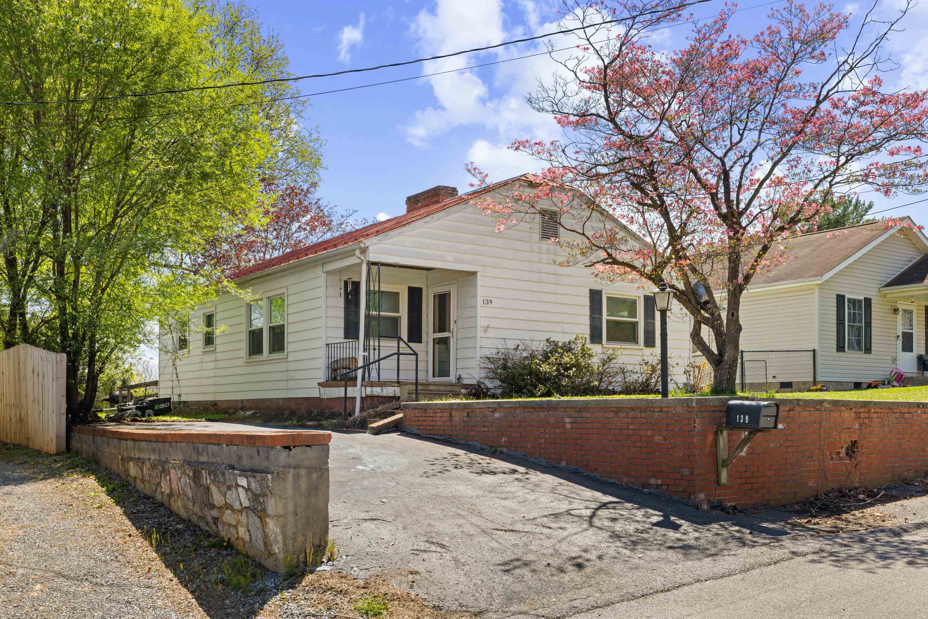 139 STRAITH ST exterior