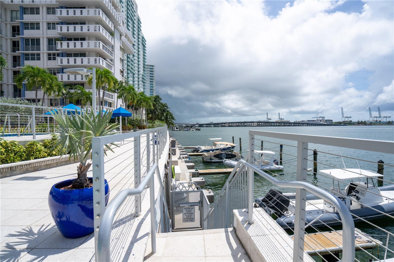 800 West Ave 946