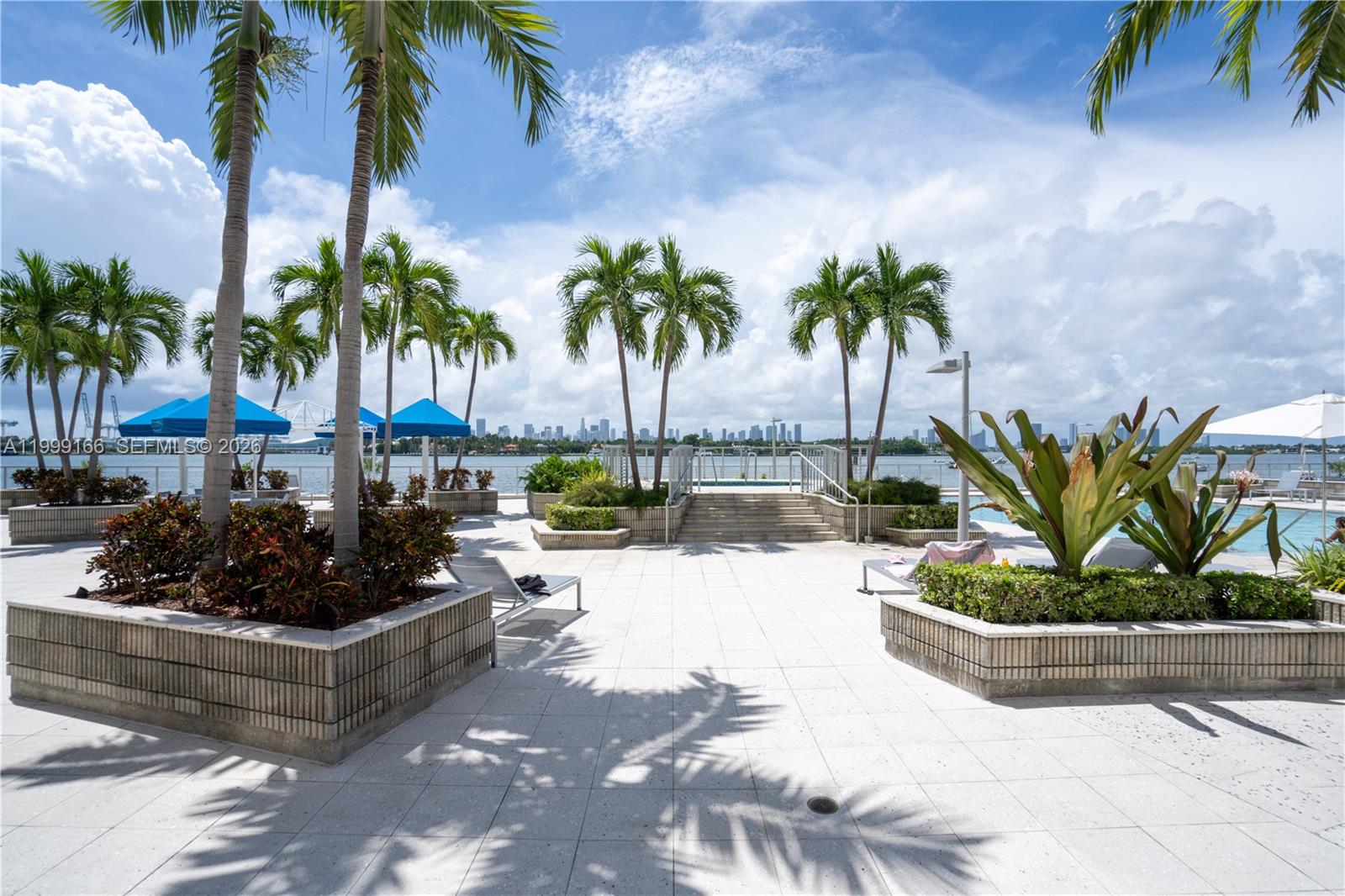 800 West Ave 946