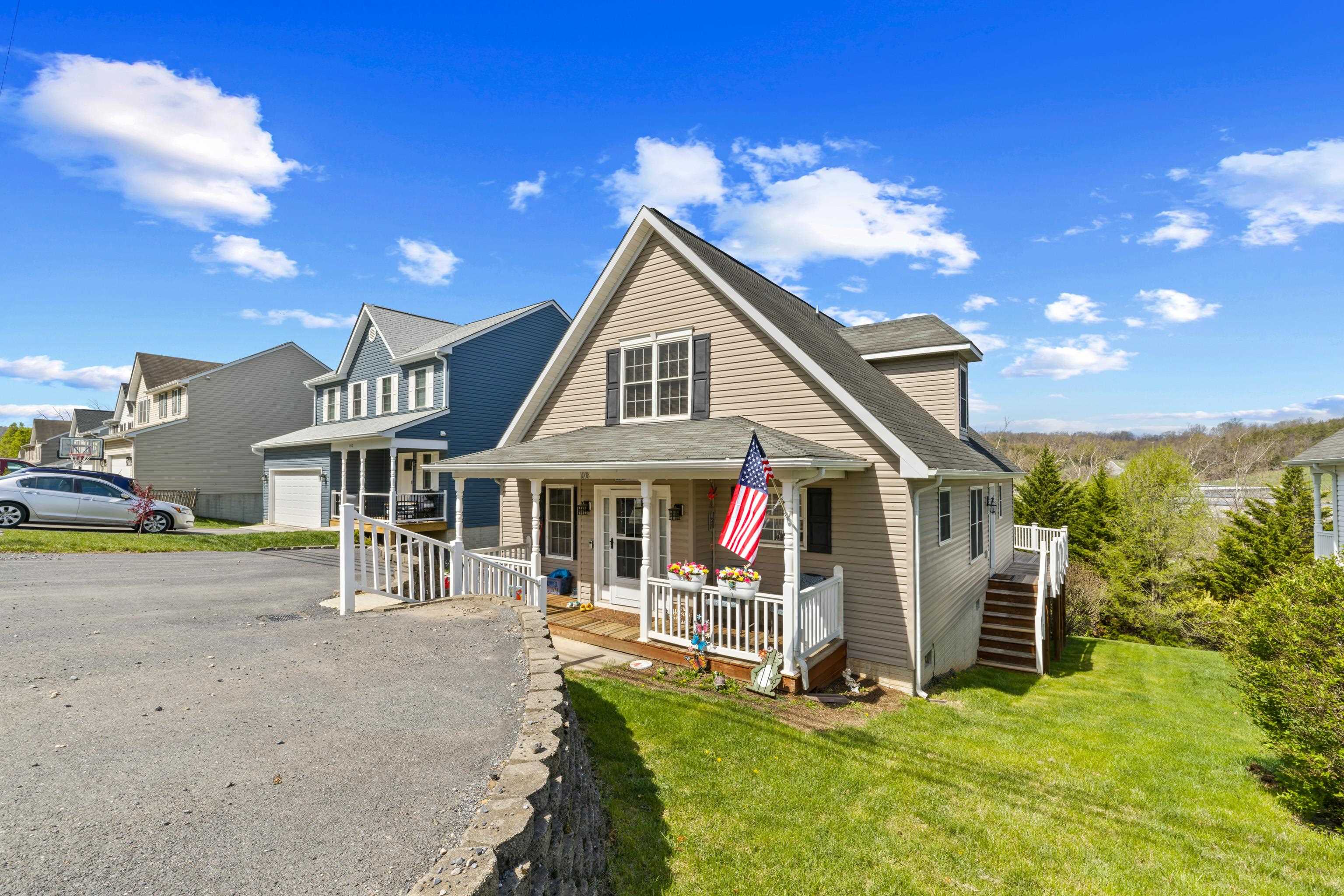 1008 MIDDLEBROOK AVE, Staunton, VA 24401