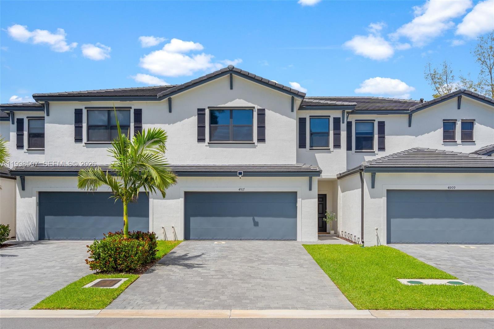 Impressive exterior facade at 4917 Oakmont Dr - Townhouse in Dania Beach