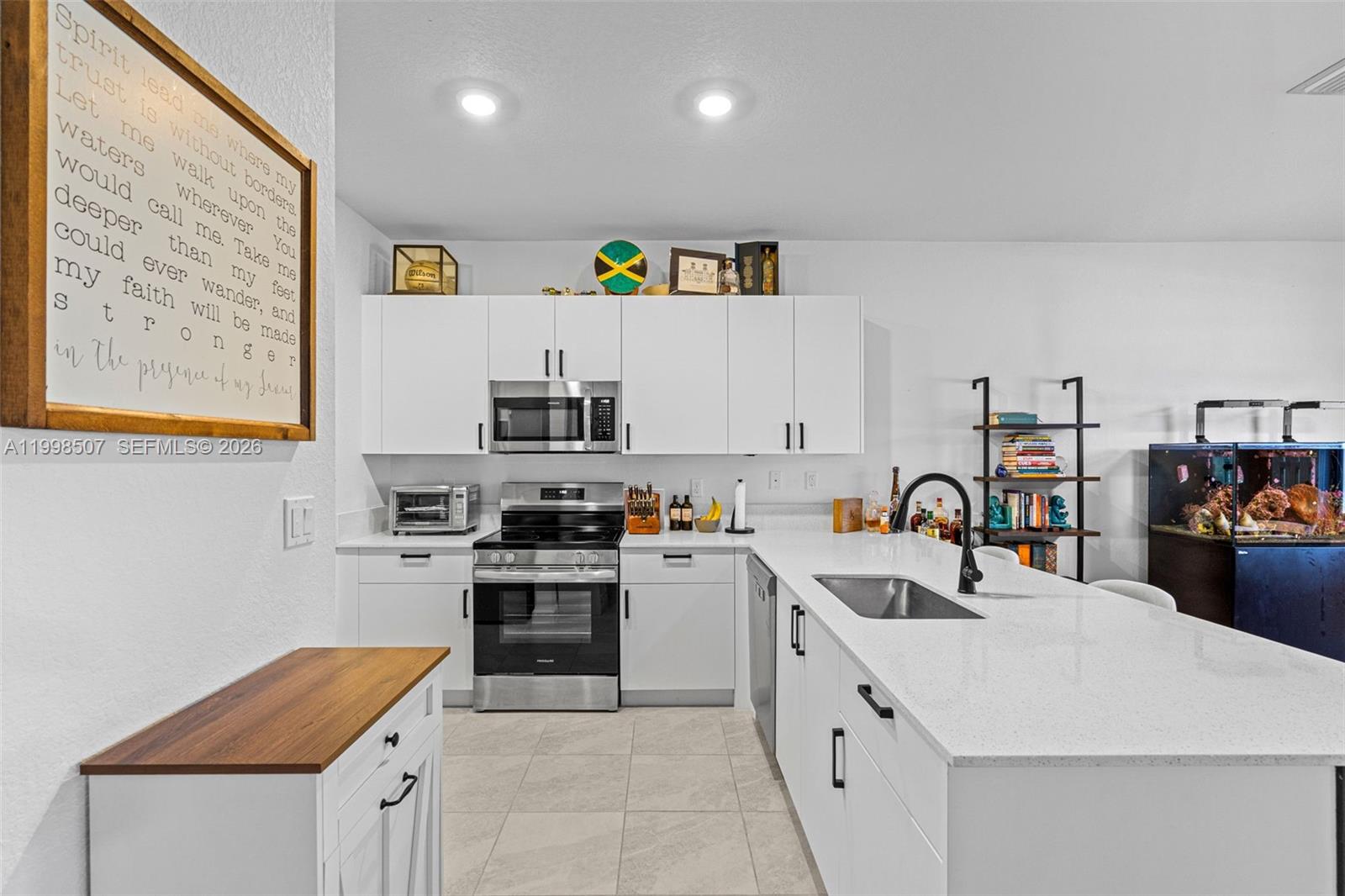 Elegant master bedroom retreat at 4917 Oakmont Dr - Townhouse in Dania Beach