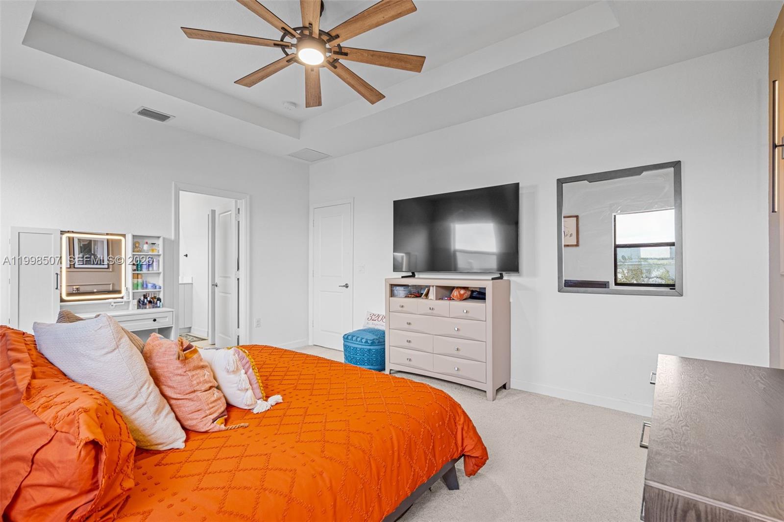 Elegant master bedroom retreat at 4917 Oakmont Dr - Townhouse in Dania Beach