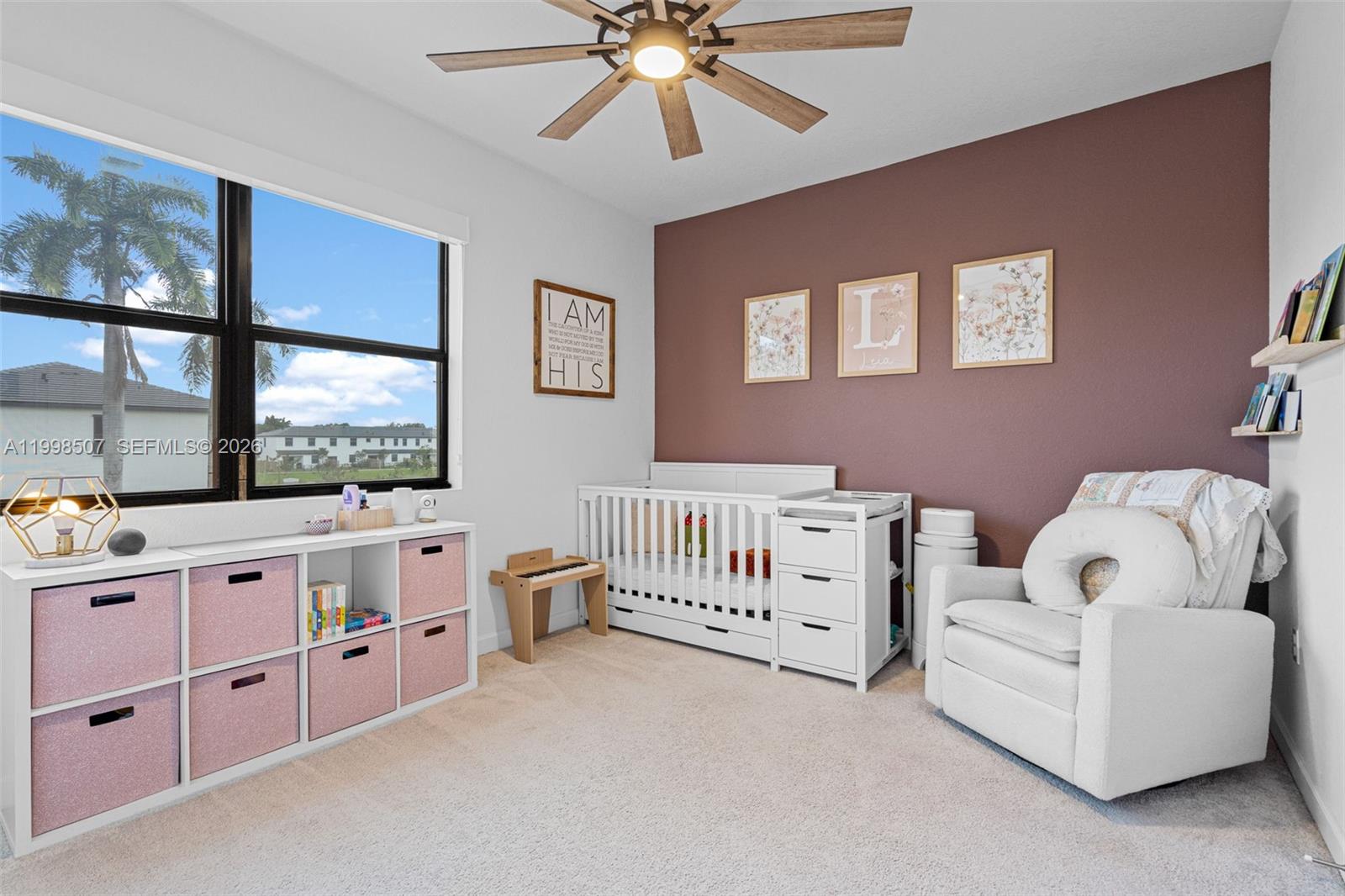 Elegant master bedroom retreat at 4917 Oakmont Dr - Townhouse in Dania Beach