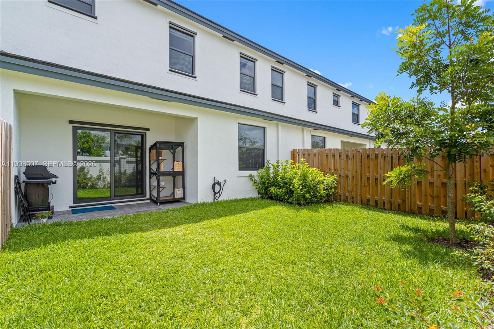 Impressive exterior facade at 4917 Oakmont Dr - Townhouse in Dania Beach