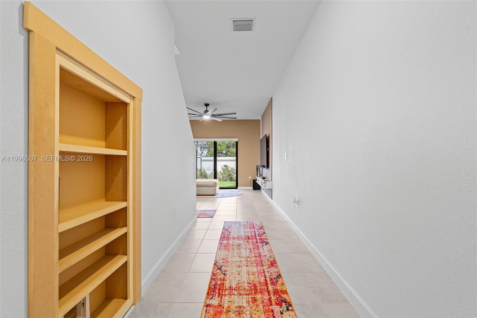 Elegant master bedroom retreat at 4917 Oakmont Dr - Townhouse in Dania Beach