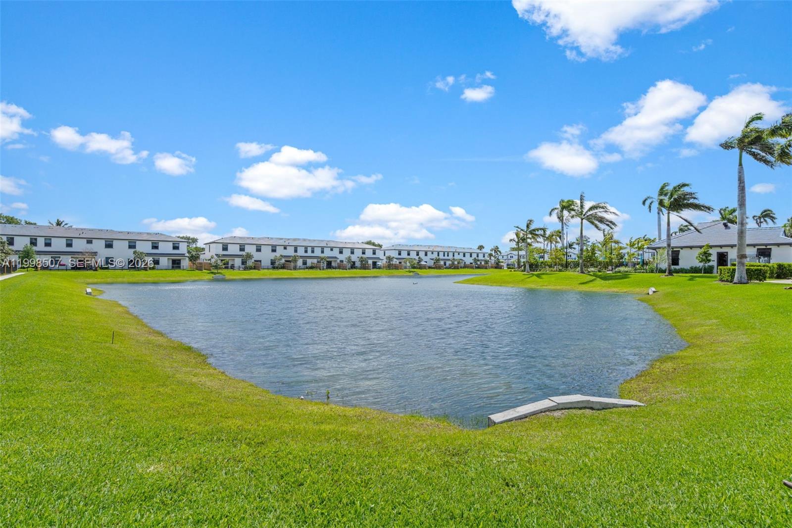 Elegant master bedroom retreat at 4917 Oakmont Dr - Townhouse in Dania Beach