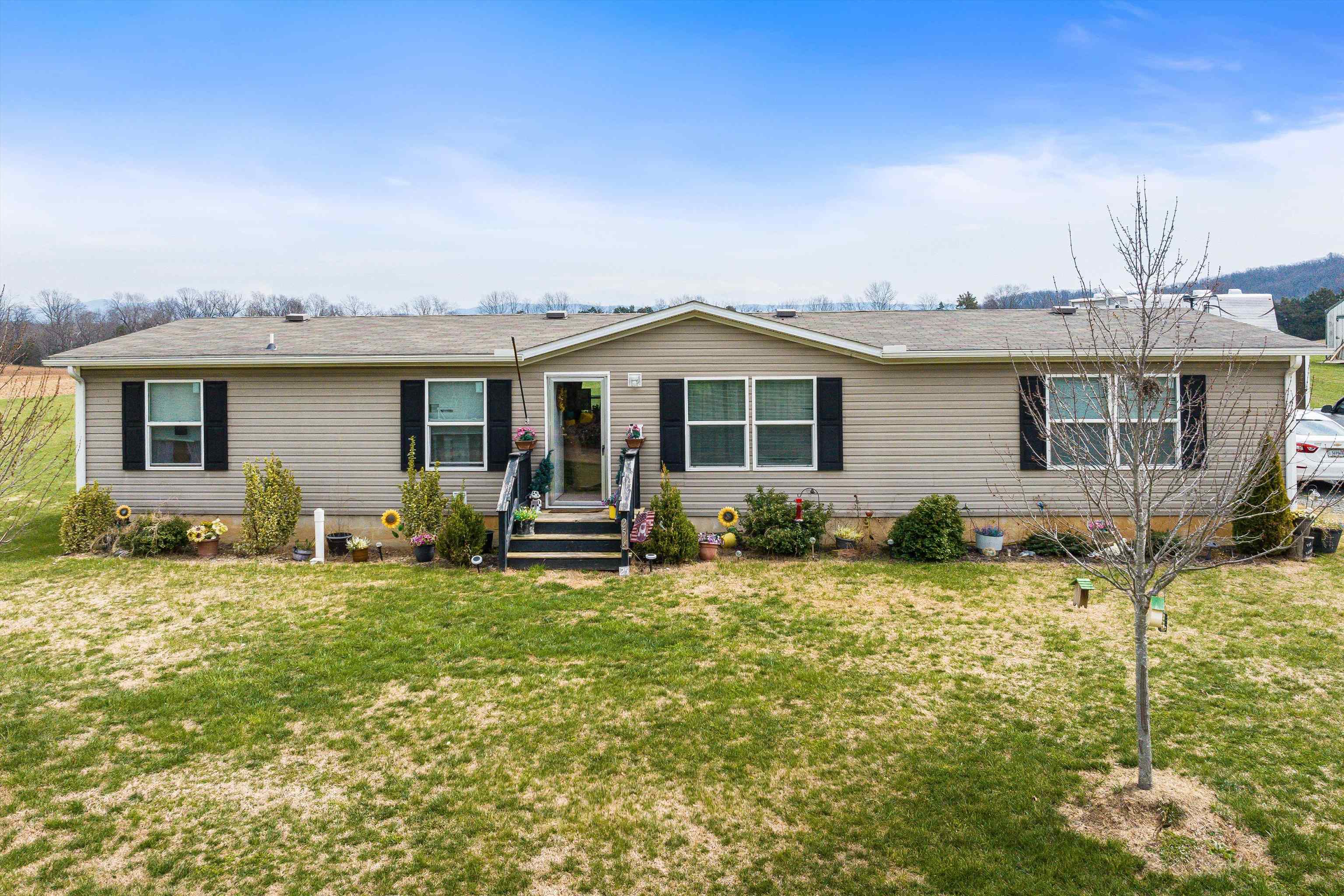 15,17,25,37 Hayfield Ln