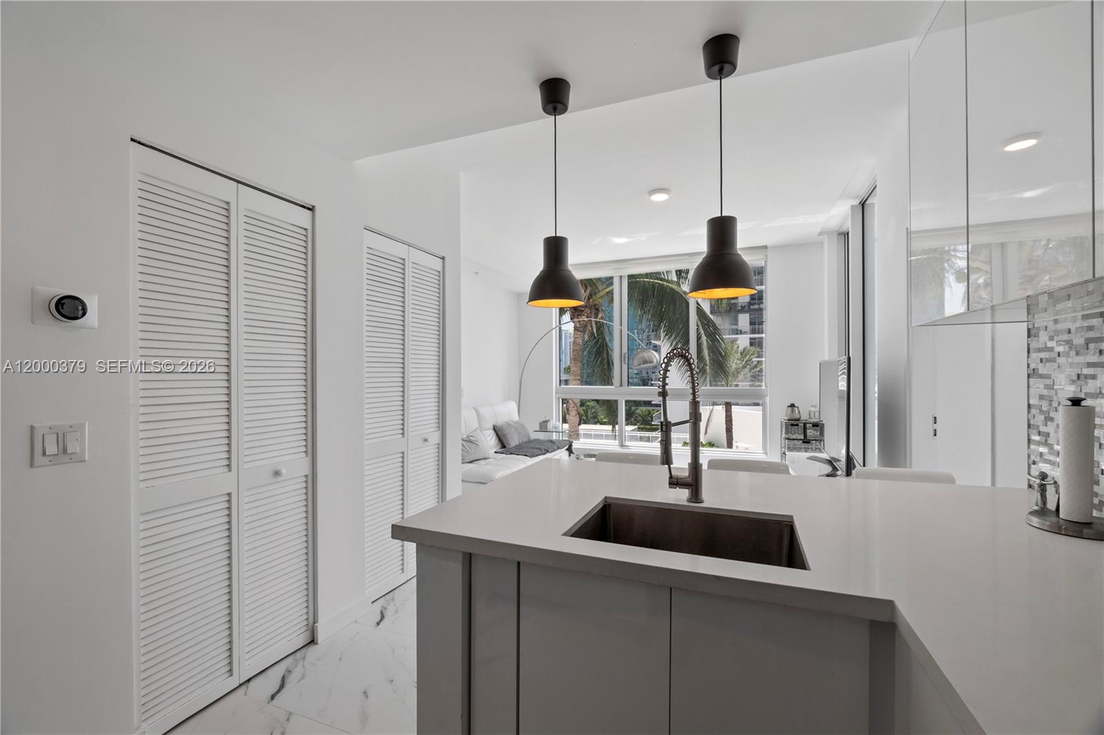 Spectacular 1 Bed/1 Bath with spacious wrap-around terrace in the heart of Miami’s financial district. Floor to ceiling glass windows. Newly renovated kitchen with Italian cabinetry, granite countertops, and brand new stainless steel appliances. Spacious living area and master bedroom with walk in closet. Tile flooring throughout, Washer/Dryer included. 1 assigned covered Parking. Met1 features luxury amenities- fitness center, Pool, Hot Tub & Spa, Billiard room, Business center, Kids Playroom, 24 hour Front Desk, Valet parking, and restaurant on site. Walking distance to all of Downtown and Brickell- shops, Movie Theater, Whole Foods and close proximity to the Metromover, restaurants, the stunning Bayfront Park, Museums and much more.This apartment makes your dream come true.