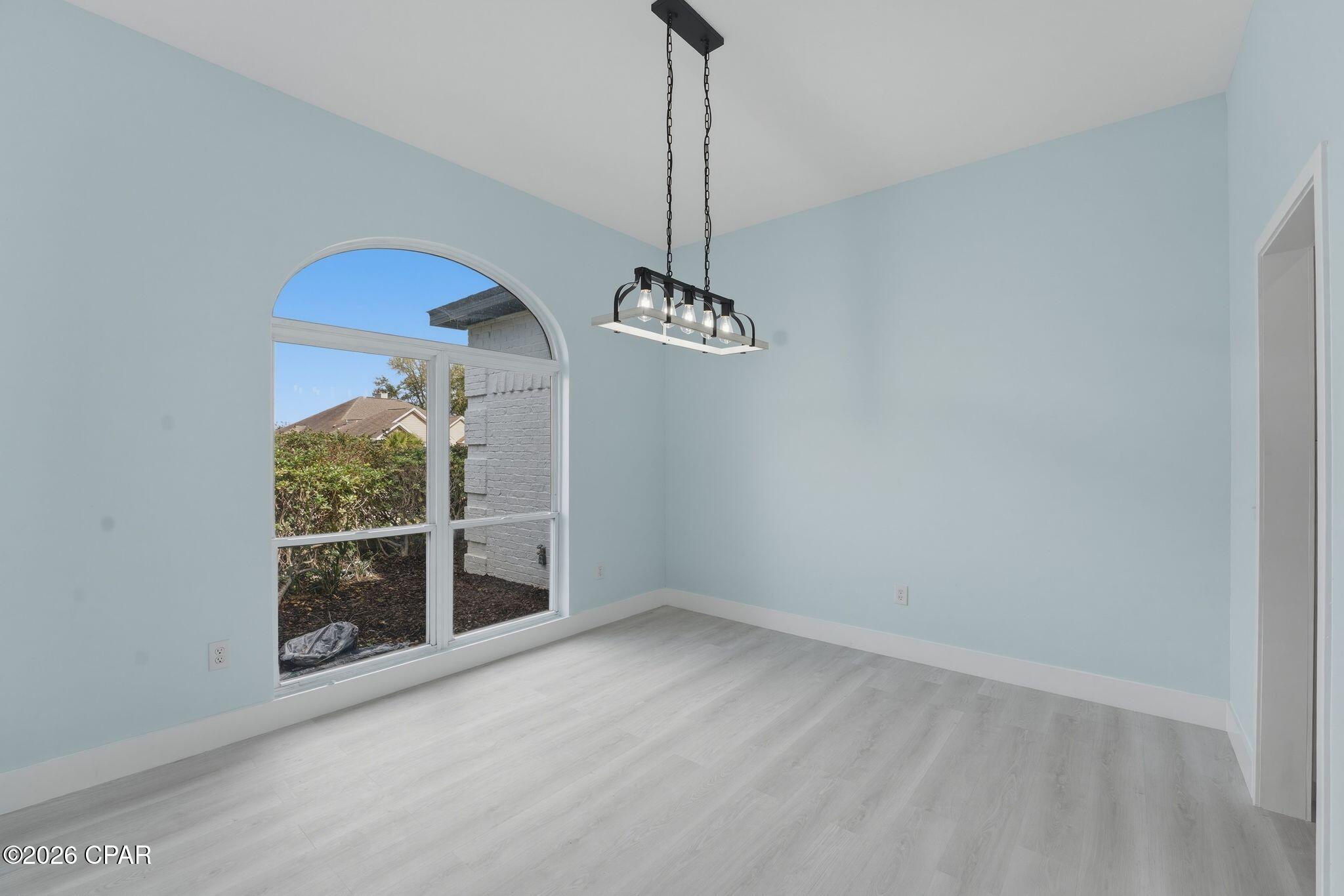 Listing photo id 8 for 3244 Country Club Drive