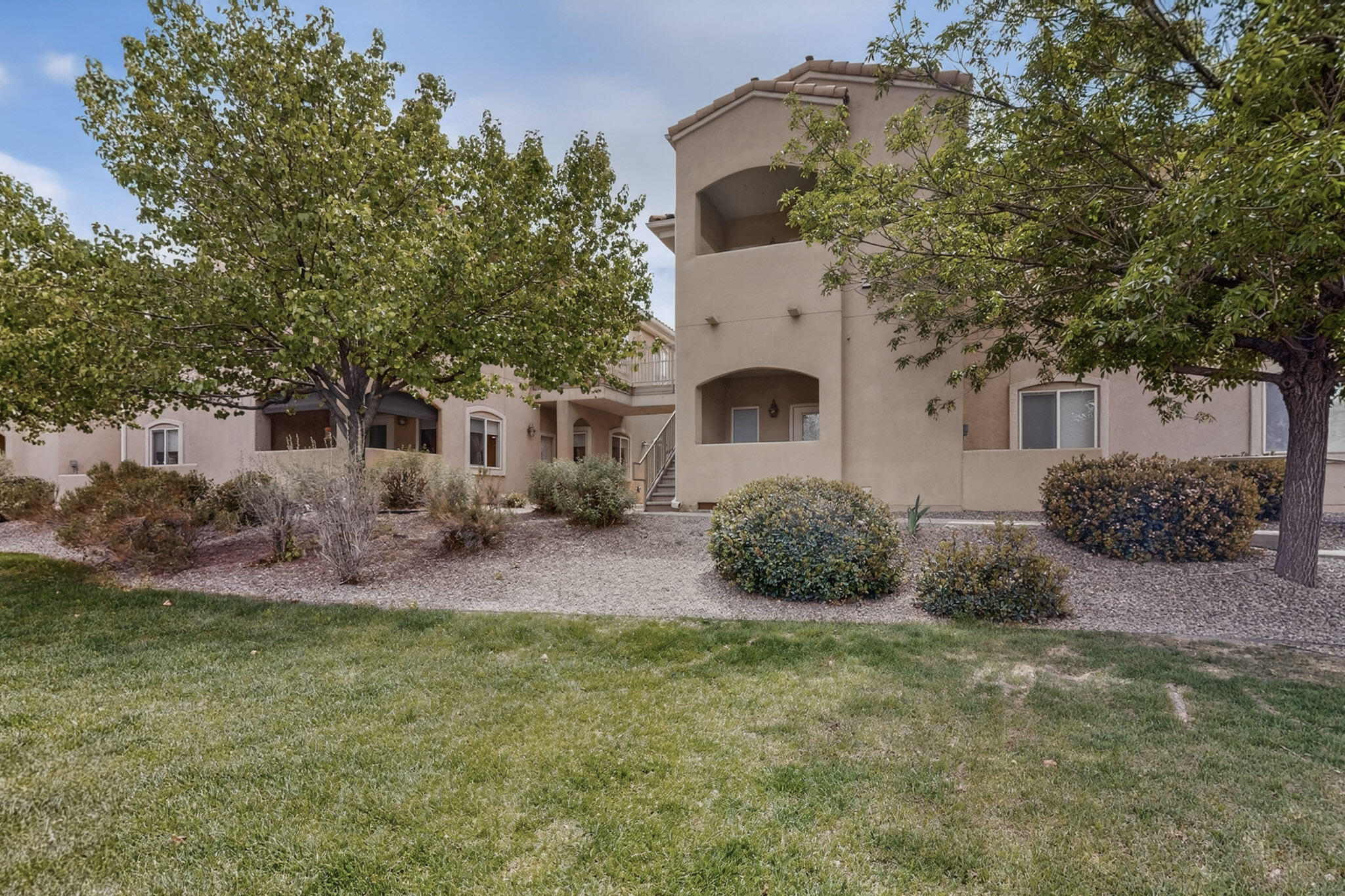 Charming GROUND FLOOR 2 bedroom, 2 bathroom condo located in the desirable Vista del Norte community. This well-maintained home offers easy access and comfortable living, along with fantastic amenities including a community pool and clubhouse. Perfectly positioned between two beautiful parks, you'll enjoy scenic surroundings, outdoor recreation, and a peaceful atmosphere, all while being conveniently close to everything Albuquerque has to offer. The kitchen sink is equipped with a reverse osmosis system, providing clean, high-quality drinking water right at your fingertips.