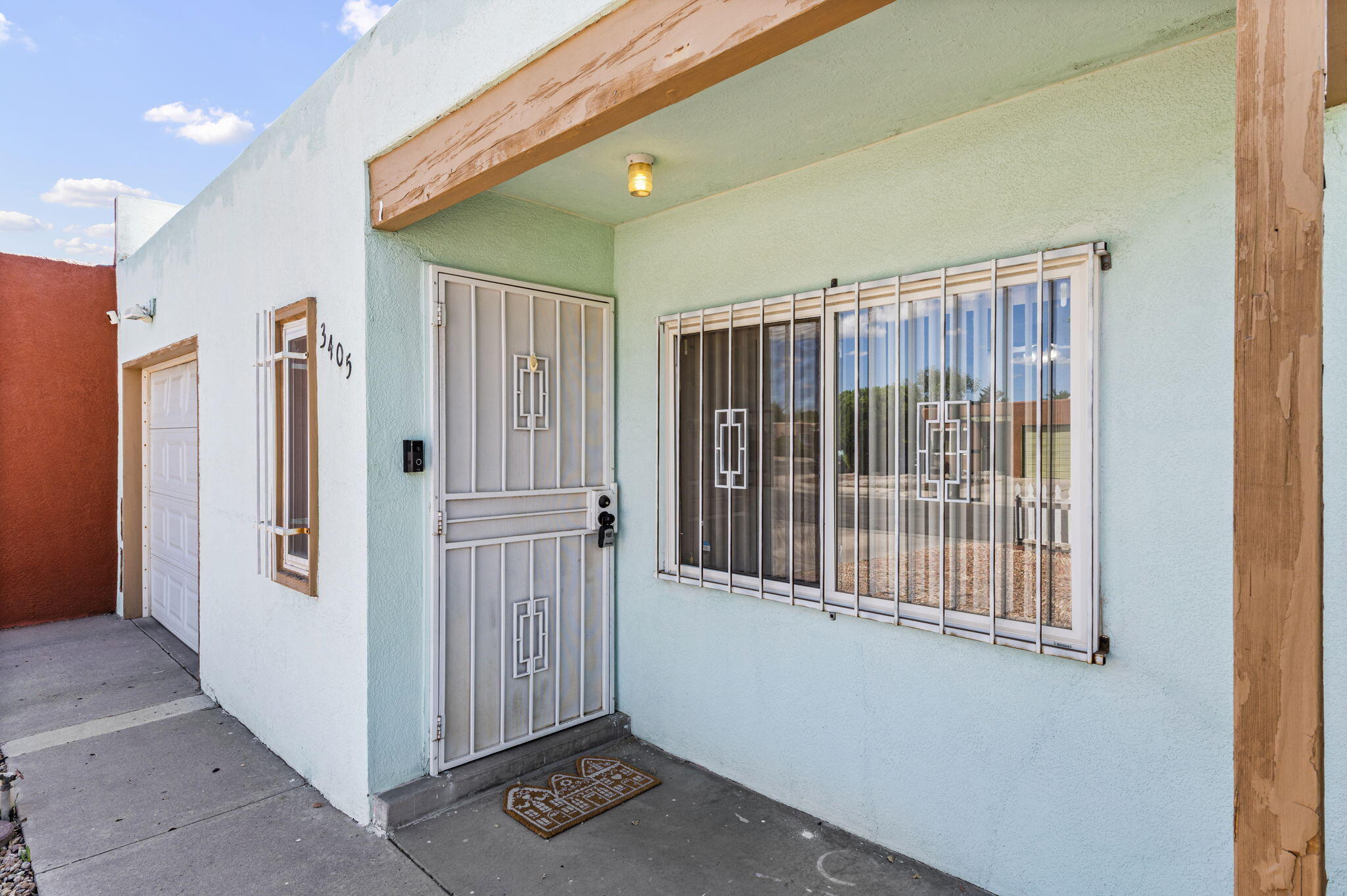 Cute 2 bedroom 2 bath home! Roof was replaced in 2020. Near freeway access and shopping and grocery areas. come make this your next home :)