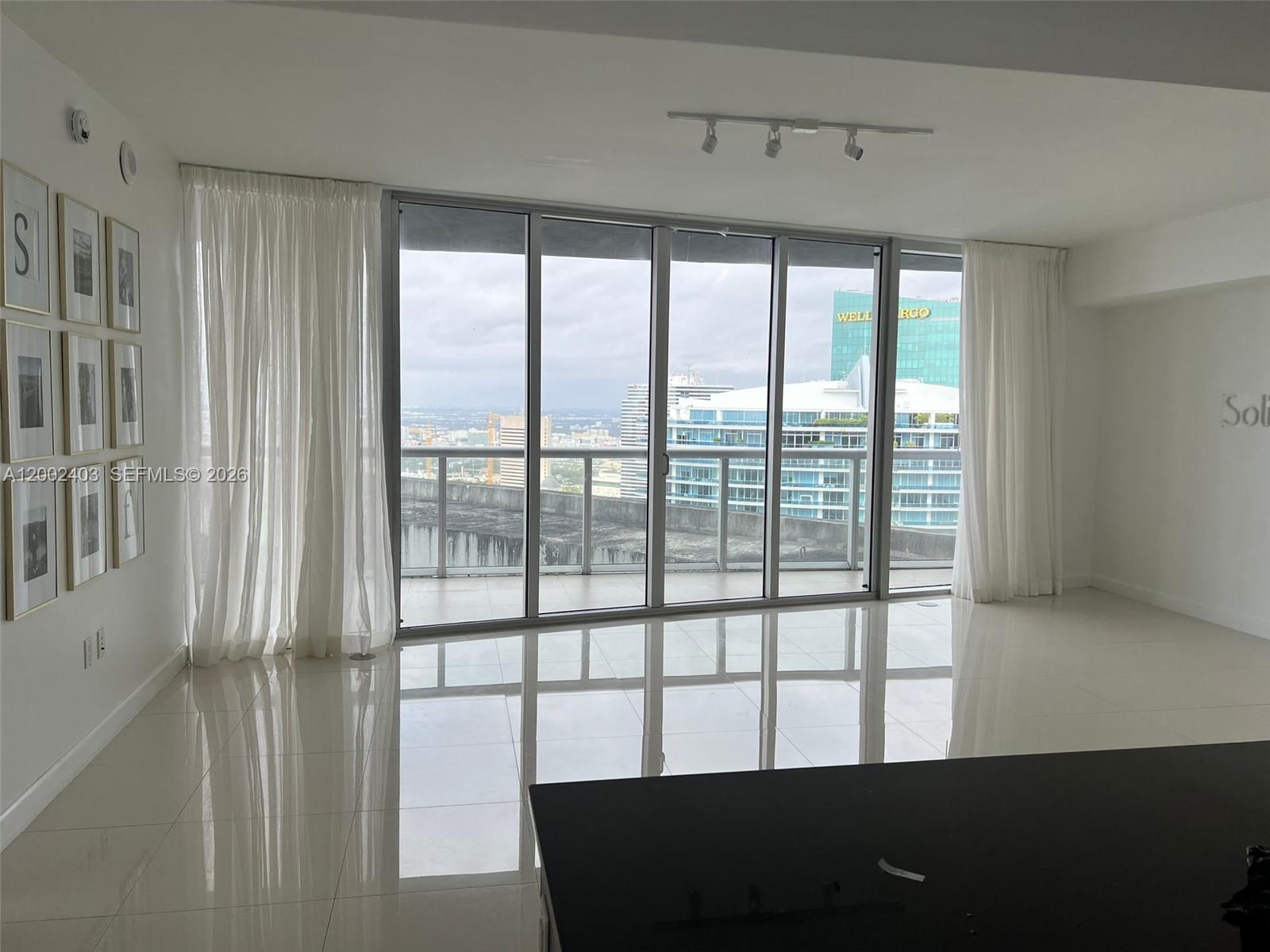OWNER WILL ENJOY THE MIAMI LIFE FROM THIS SPACIOUS APARTMENT. UNIT FEATURES PORCELAIN FLOOR THROUGHOUT, SUBZERO APPLIANCES, EUROPEAN KITCHEN AND HUGE BALCONY.